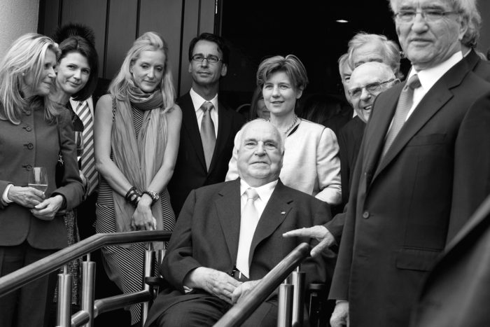 Helmut Kohl mit Freunden vor seinem Haus am 3. April 2010