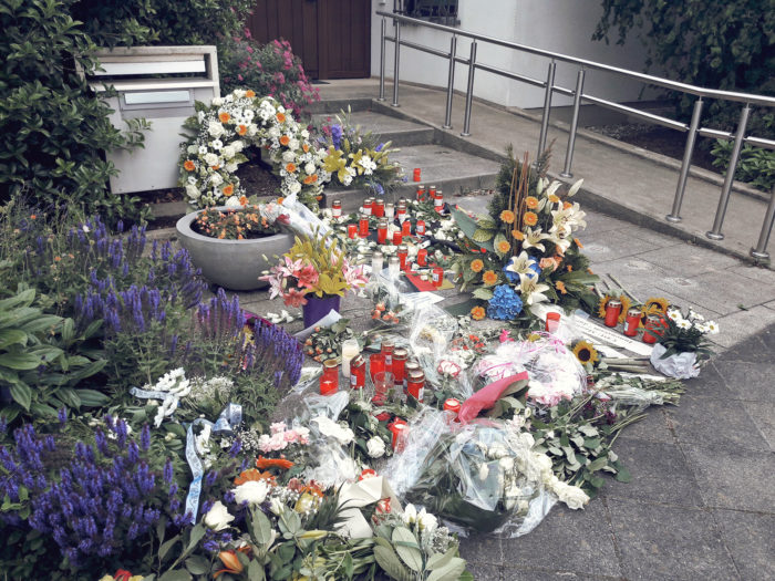 Blumen und Kränze vor dem Haus von Kelmut Kohl