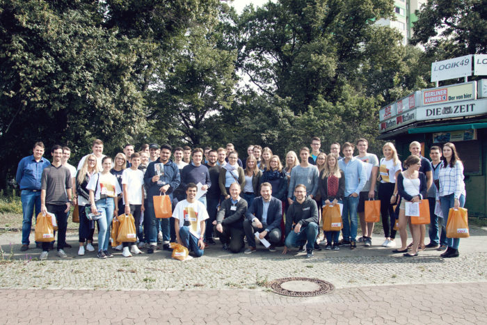 Gruppenfoto der JU-Wahlkämpfer in der Berliner Rheinbabenallee